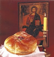 Козунак с едно червено яйце пред иконата на Христос и запалената свещ 