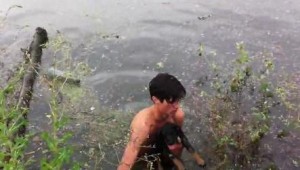 Истински герой! Момче спаси кученце от удавяне (ВИДЕО)   
