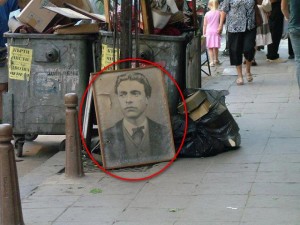 Снимка, на която ясно се вижда къде е изхвърлен портрета на дякона Васил Левски, отдал живота си за свободата на България, потресе потребители във Facebook