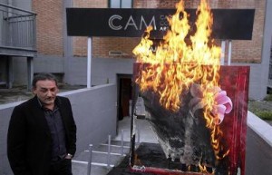 Антонио Манфреди гори картина в знак на протест
