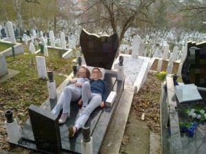 момичета гроб 300x225 1