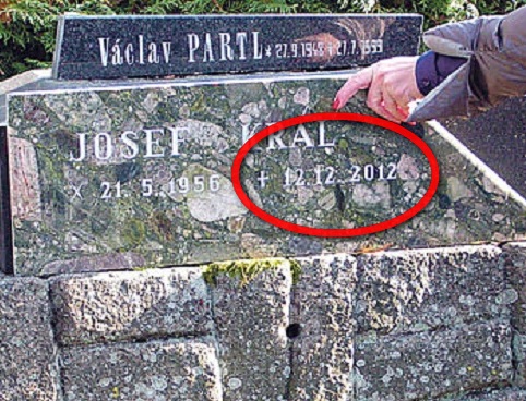 Надгробна плоча носи дата 12.12.2012