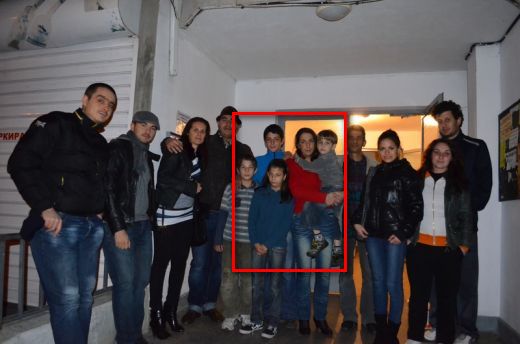 Евгения Попова и нейните деца със щедрите дарители пред блока