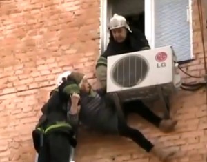 ЧУДО! Климатик спаси 100-летна баба от СМЪРТТА! (ВИДЕО) 2 Операцията по спасяване на столетницата