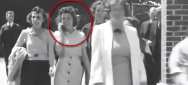 Жена говори