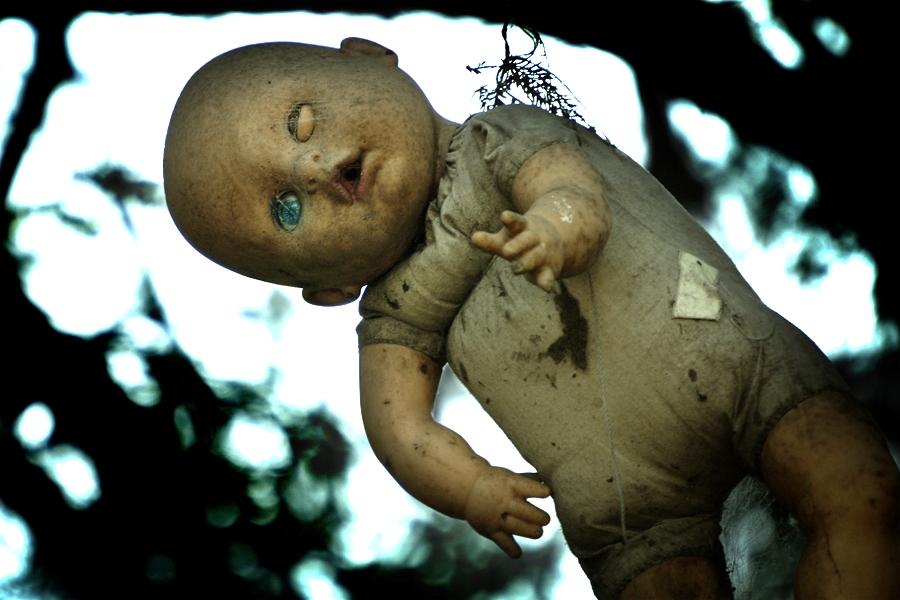 Островът с обесените кукли