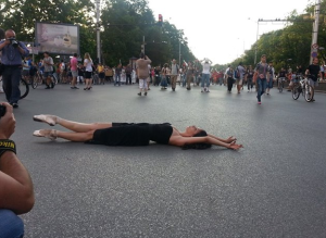 Черният лебед се появи на протестите (СНИМКИ) 4 Не на сцената, а направо на улицата
