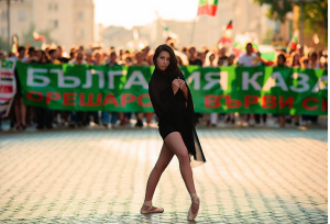 Черният лебед се появи на протестите (СНИМКИ) 2 Черният лебед излезе на протестите
