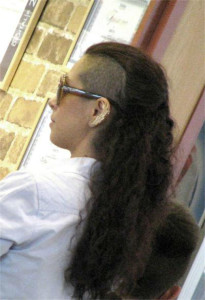 Не само прическата на Елена Петрова е стряскаща, но и огромната обица 