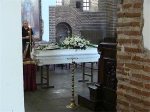 Тялото на Алис Крайчева беше положено в бял ковчег 