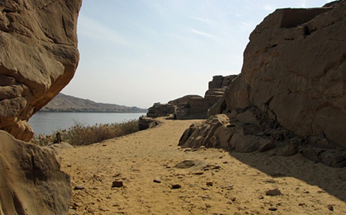 Скалите при Гебел ел Силсила, близо до мястото, където е открит изгубеният египетски храм Кхени