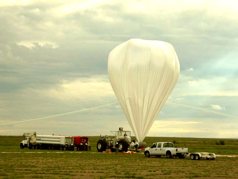 Балонът с хелий на NASA’s High Altitude Student Platform (HASP) преди старта, с който са записани интересните мистериозни инфразвуци