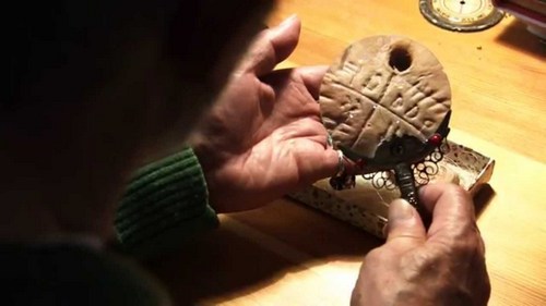 Изследване на древен артефакт с най-старата писменост на света