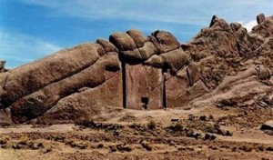 Мистериозна врата се намира в планинските скали на Перу.