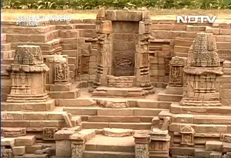 Град Дхолавира на цивилизацията Харапа е изграден с дебели стени до 18 м, за предпазване от цунами.