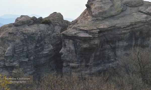 Drevno skalno lice i svetilishte sa otkriti v Balgariya