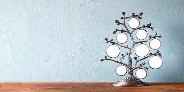 Декоративна стойка с фоторамки за родословно дърво