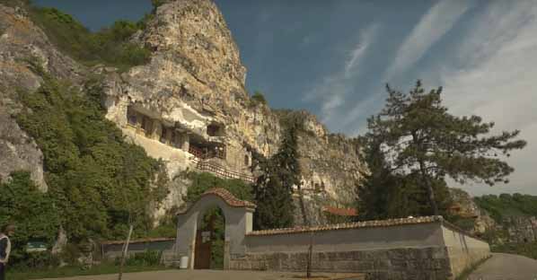 8 века духовност и българска вяра в Ивановски скални църкви